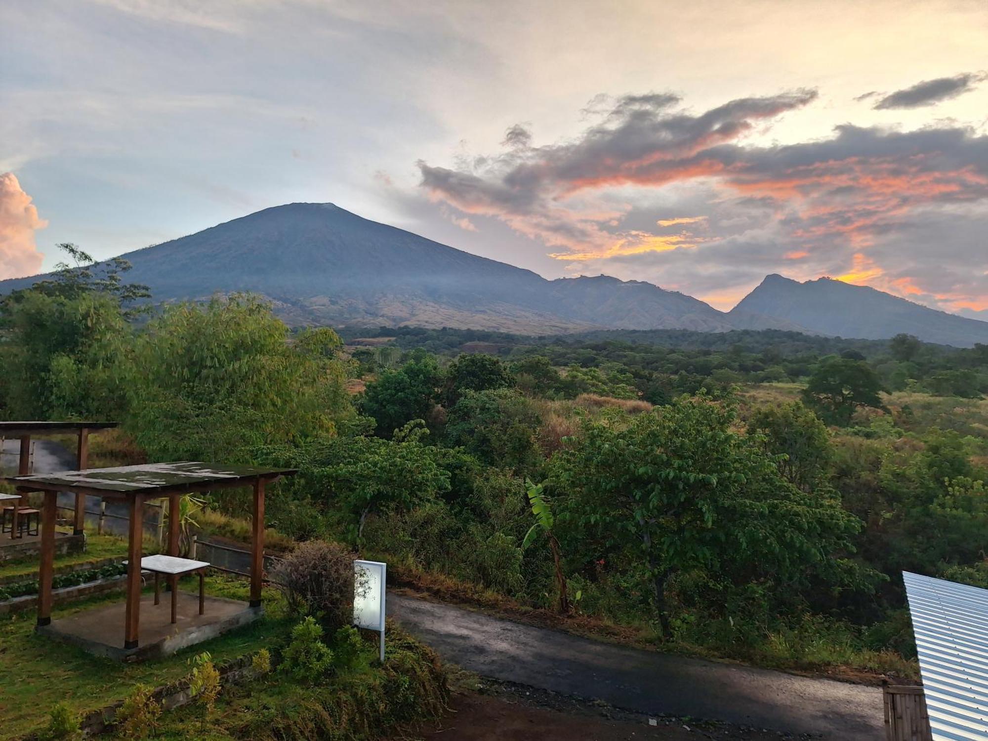 Family Rinjani Bungalow Sajang Екстер'єр фото